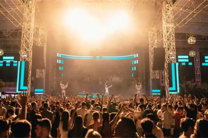 Mega Discoteca Tineretului — moment din galerie 028