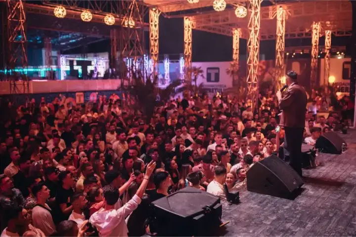 Mega Discoteca Tineretului — moment din galerie 048