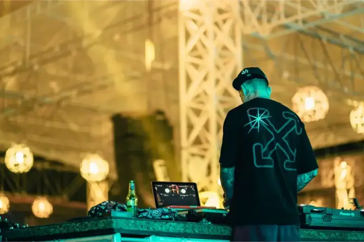 Mega Discoteca Tineretului — moment din galerie 099
