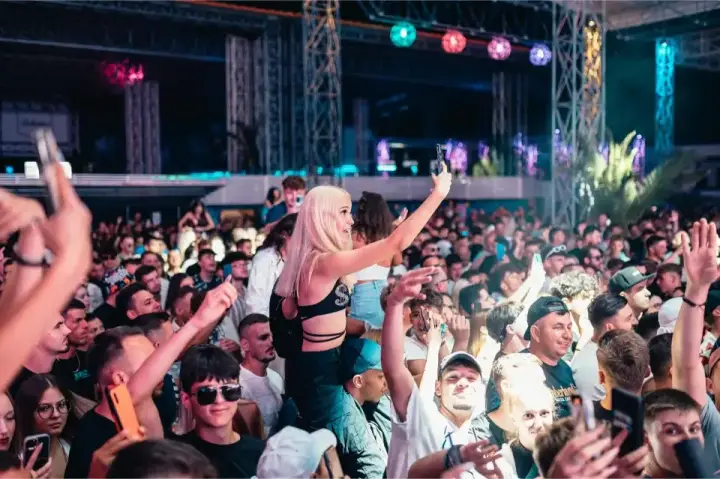 Mega Discoteca Tineretului — moment din galerie 127