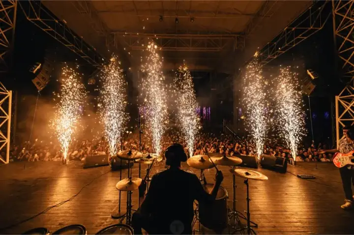 Mega Discoteca Tineretului — moment din galerie 200