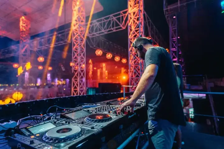 Mega Discoteca Tineretului — moment din galerie 230